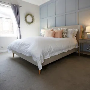 The Bishy By Chateau Anna, Centre & Free Parking Holiday home York